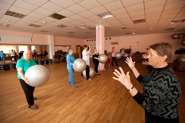 PODPOROZHYE, RUSIA - 5 de julio: Día de la Salud en el Centro de servicios sociales para pensionistas y discapacitados Otrada — Foto de Stock