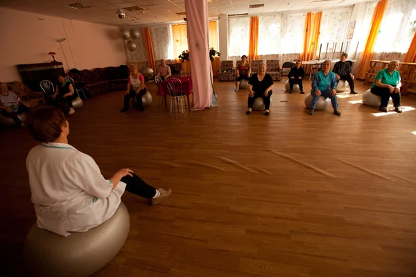 PODPOROZHYE, RUSIA - 4 DE MAYO: Día de la Salud en el Centro de servicios sociales para pensionistas y discapacitados Otrada — Foto de Stock