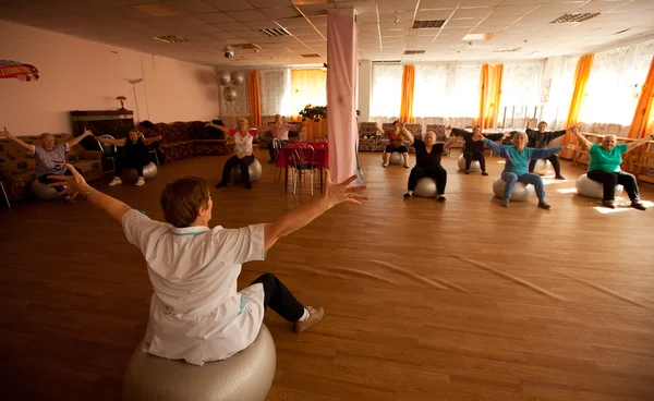 Podporozhye, Rusya - 4 Mayıs: emekliler ve engelliler Otrada sosyal hizmetler merkezinde sağlık günü — Stok fotoğraf