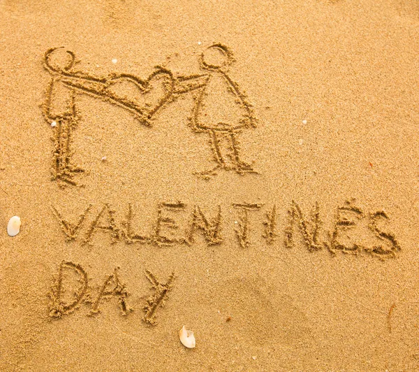 Textúra a homokban: boldog Valentin-napot, és egy pár gazdaság egy nagy szívvel — Stock Fotó