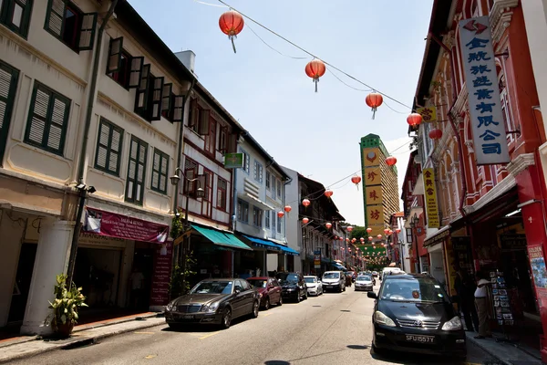 SINGAPORE - APRIL 16: Street scene in Singapore's Chinatown on April 16, 2012 in Singapore. — Stock Photo, Image