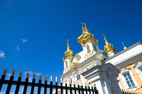 PETERHOF, RUSSIE - 1er JUILLET : Palais de Peterhof près de Saint-Pétersbourg, Russie, 1er mai 2012 à Peterhof, Russie . — Photo