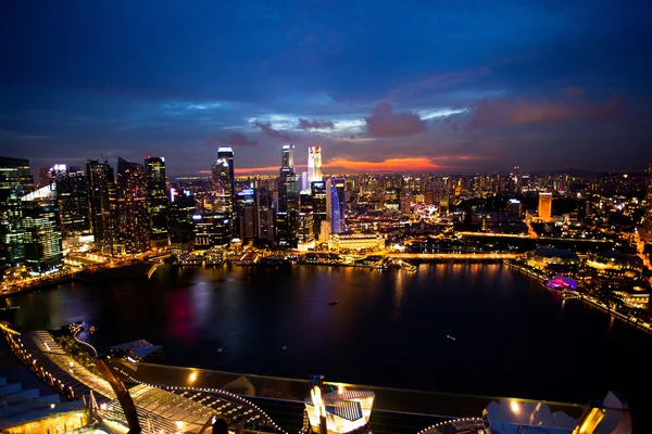 SINGAPUR - 15 DE ABRIL: Una vista de la ciudad desde el techo Marina Bay Hotel en la noche del 15 de abril de 2012 en Singapur . —  Fotos de Stock