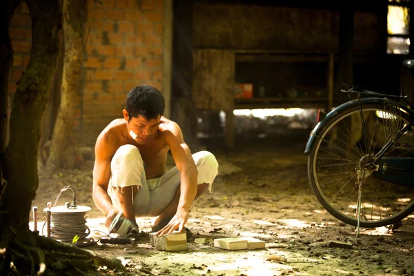 Siem reap, Cambodja - dec 13: niet-geïdentificeerde Cambodjaanse stonecutter voor restauratie werkt in angkor wat, dec 13, 2012 op siem reap, Cambodja. — Stockfoto