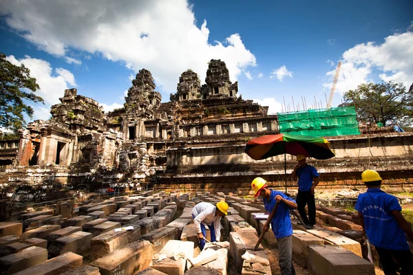 SIEM REAP, CAMBODIA - DEC 13: Unidentified cambodian workers for restoration works in Angkor Wat, Dec 13, 2012 on Siem Reap, Cambodia. — Stock Photo, Image