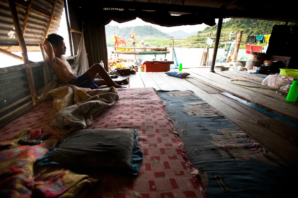 KO CHANG, TAILANDIA - 31 DE ENERO: Pescador no identificado en su cabaña en el pueblo pesquero de Salakphet, 31 de enero de 2013 en Ko Chang, Tailandia . — Foto de Stock