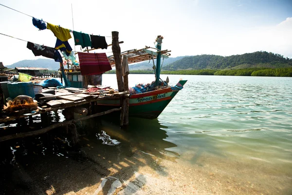 KO CHANG, THAILANDIA - 31 GENNAIO: Barche nel villaggio di pescatori di Salakphet, 31 gennaio 2013 su Ko Chang, Thailandia . — Foto Stock