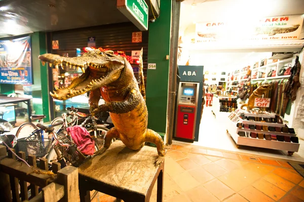 SIEM REAP, CAMBODIA - DEC 13: Loja de couro de crocodilo siamês, 13 de dezembro de 2012 em Siem Reap, Camboja . — Fotografia de Stock