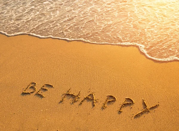 A inscrição na areia da praia: Seja feliz — Fotografia de Stock