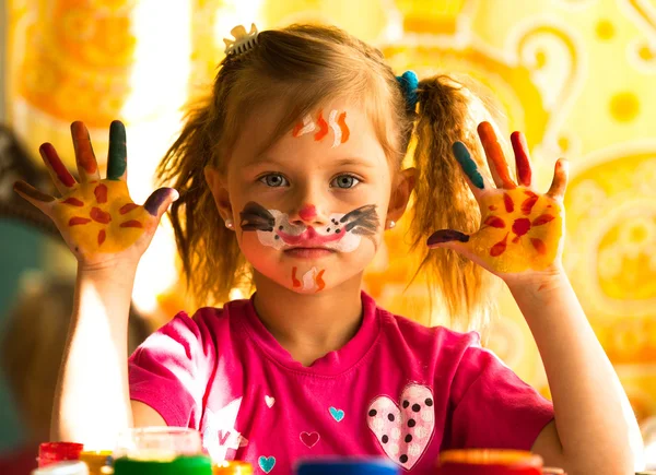 Hermosa niña artista con pintura de la cara —  Fotos de Stock