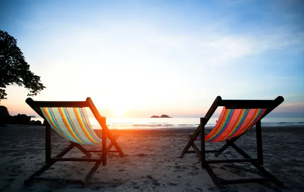 Coppia di sedie a sdraio sulla costa del mare serale — Foto Stock