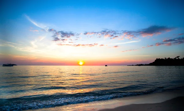 Hermosa puesta de sol y playa de mar en Tailandia . — Foto de Stock