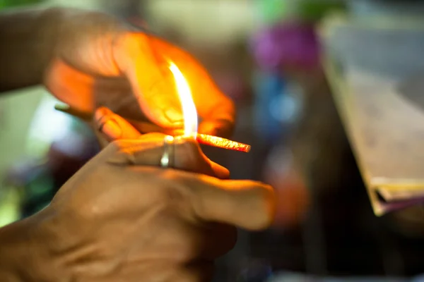 CHANG, THAILAND - DEC 24: Mestre não identificado prepara ferramentas para o bambu de tatuagem tradicional, 24 de dezembro de 2012 em Koh Chang . — Fotografia de Stock