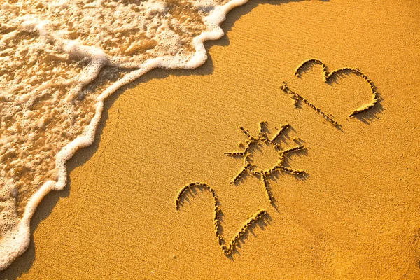 2013 escrito en arena sobre la textura de la playa - ola suave del mar . — Foto de Stock