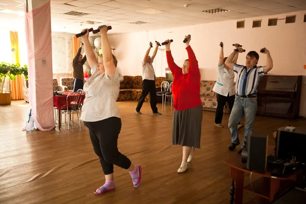 Podporozhye, russland - 5. Juli: Gesundheitstag im Zentrum für soziale Dienste für Rentner und Behinderte otrada. — Stockfoto