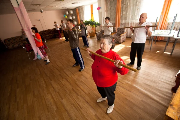 Podporozhye, Ryssland - juli 5: dag hälsa i mitten av sociala tjänster för pensionärer och funktionshindrade otrada. — Stockfoto