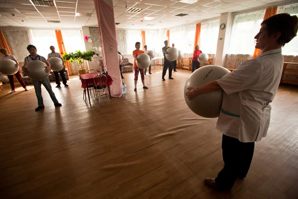Podporozhye, Rusya - 5 Temmuz: emekliler ve engelliler Otrada sosyal hizmetler merkezinde sağlık günü. — Stok fotoğraf