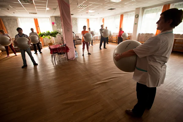 PODPOROZHYE, RÚSSIA - JULHO 5: Dia da Saúde no Centro de serviços sociais para aposentados e deficientes Otrada . — Fotografia de Stock