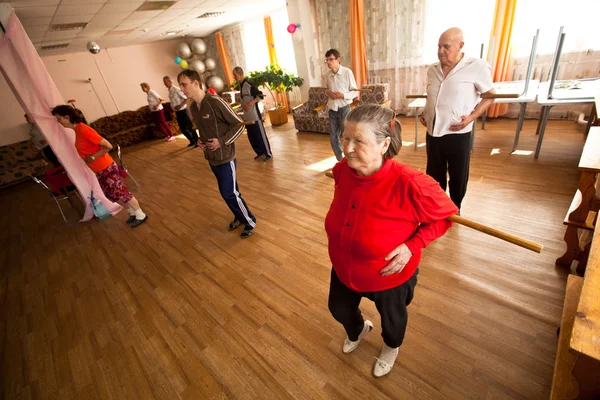 Podporozhye, Federacja Rosyjska - 5 lipca: dzień zdrowia w centrum usług socjalnych dla emerytów i osób niepełnosprawnych otrada. — Zdjęcie stockowe