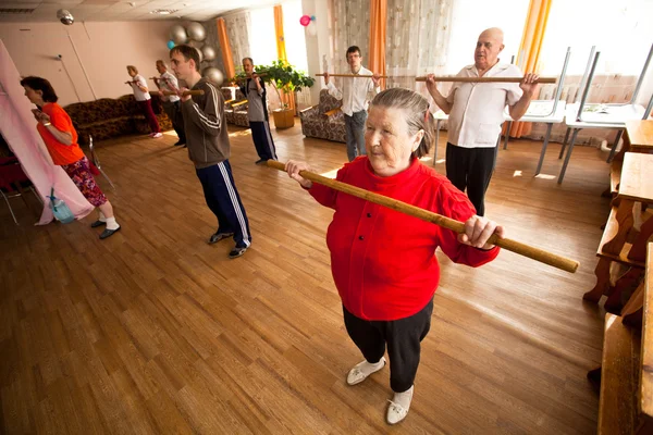 Podporozhye, Ryssland - juli 5: dag hälsa i mitten av sociala tjänster för pensionärer och funktionshindrade otrada. — Stockfoto