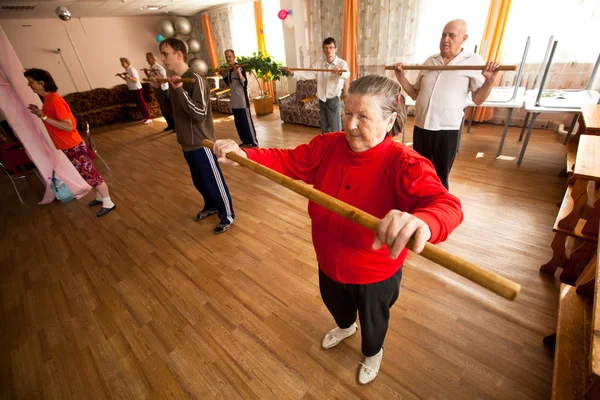 Podporozje, Rusland - 5 juli: dag van gezondheid in midden van sociale diensten voor gepensioneerden en mensen met een handicap otrada. — Stockfoto