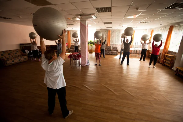 Podporozje, Rusland - 5 juli: dag van gezondheid in midden van sociale diensten voor gepensioneerden en mensen met een handicap otrada. — Stockfoto