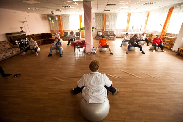 Podporozje, Rusland - 5 juli: dag van gezondheid in midden van sociale diensten voor gepensioneerden en mensen met een handicap otrada. — Stockfoto