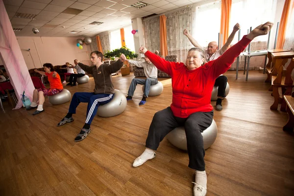 Podporozje, Rusland - 5 juli: dag van gezondheid in midden van sociale diensten voor gepensioneerden en mensen met een handicap otrada. — Stockfoto