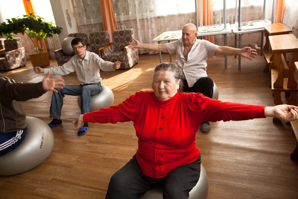 Podporozje, Rusland - 5 juli: dag van gezondheid in midden van sociale diensten voor gepensioneerden en mensen met een handicap otrada. — Stockfoto