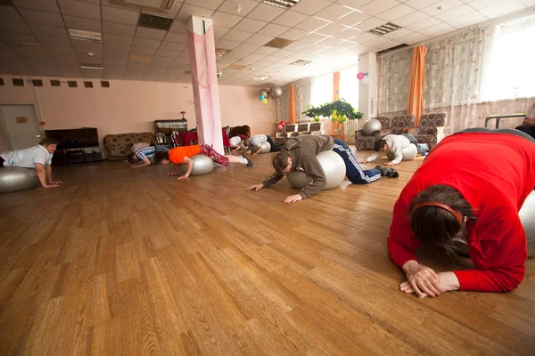 Podporozje, Rusland - 5 juli: dag van gezondheid in midden van sociale diensten voor gepensioneerden en mensen met een handicap otrada. — Stockfoto