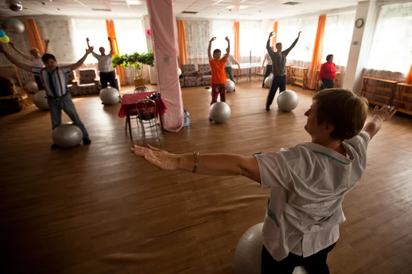 Podporozje, Rusland - 5 juli: dag van gezondheid in midden van sociale diensten voor gepensioneerden en mensen met een handicap otrada. — Stockfoto