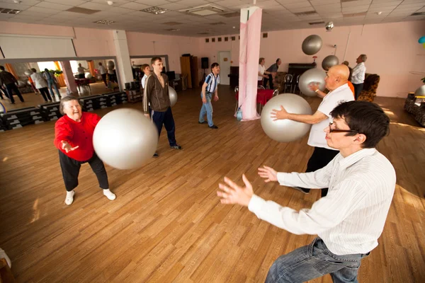 Podporozje, Rusland - 5 juli: dag van gezondheid in midden van sociale diensten voor gepensioneerden en mensen met een handicap otrada. — Stockfoto