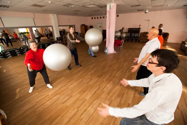 Podporozje, Rusland - 5 juli: dag van gezondheid in midden van sociale diensten voor gepensioneerden en mensen met een handicap otrada. — Stockfoto