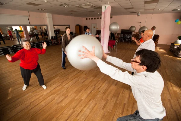 Podporozje, Rusland - 5 juli: dag van gezondheid in midden van sociale diensten voor gepensioneerden en mensen met een handicap otrada. — Stockfoto