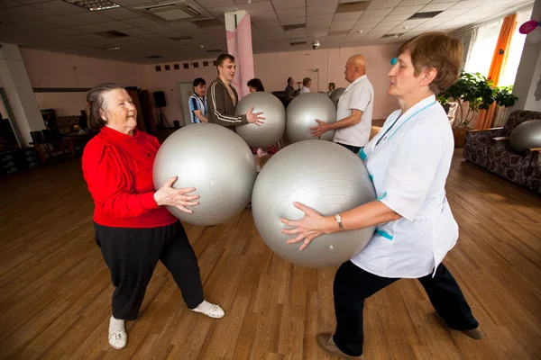 Podporozje, Rusland - 5 juli: dag van gezondheid in midden van sociale diensten voor gepensioneerden en mensen met een handicap otrada. — Stockfoto