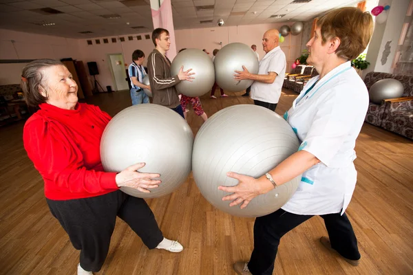 Podporozje, Rusland - 5 juli: dag van gezondheid in midden van sociale diensten voor gepensioneerden en mensen met een handicap otrada. — Stockfoto