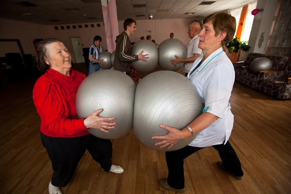 PODPOROZHYE, RUSIA - 5 de julio: Día de la Salud en el Centro de servicios sociales para pensionistas y discapacitados Otrada . —  Fotos de Stock