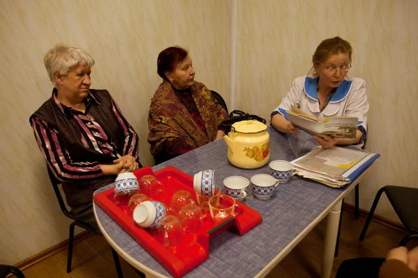 Podporozhye, Ryssland - 3 maj: dag av hälsa i mitten av sociala tjänster för pensionärer och funktionshindrade otrada. — Stockfoto