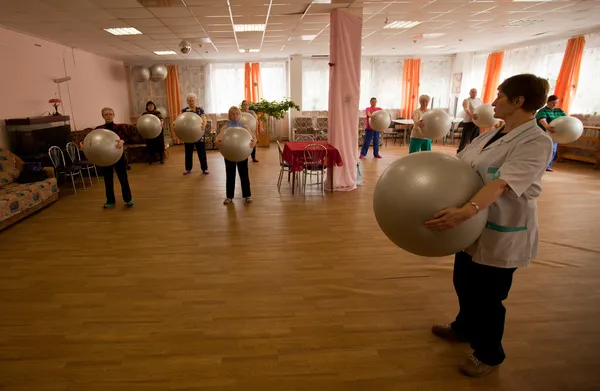 Podporozhye, Ryssland - juli 5: dag hälsa i mitten av sociala tjänster för pensionärer och funktionshindrade otrada. — Stockfoto