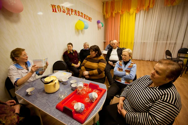 Podporozhye, Ryssland - 3 maj: dag av hälsa i mitten av sociala tjänster för pensionärer och funktionshindrade otrada. — Stockfoto