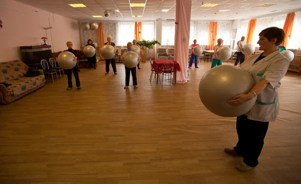 PODPOROZHYE, RUSIA - 3 DE MAYO: Día de la Salud en el Centro de servicios sociales para pensionistas y discapacitados Otrada —  Fotos de Stock