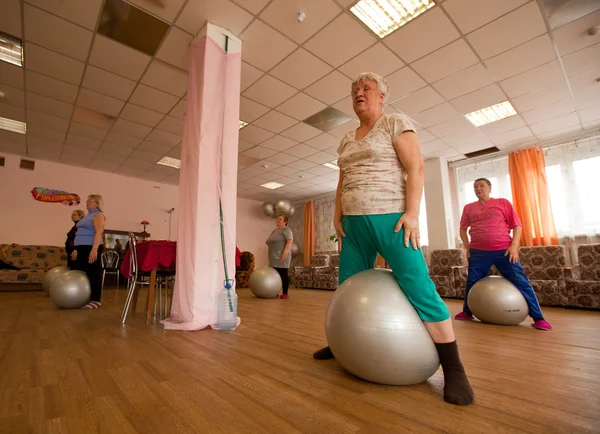 Podporozje, Rusland - 4 juni: Dag van gezondheid in het midden van sociale diensten voor gepensioneerden en de handicap Otrada — Stockfoto