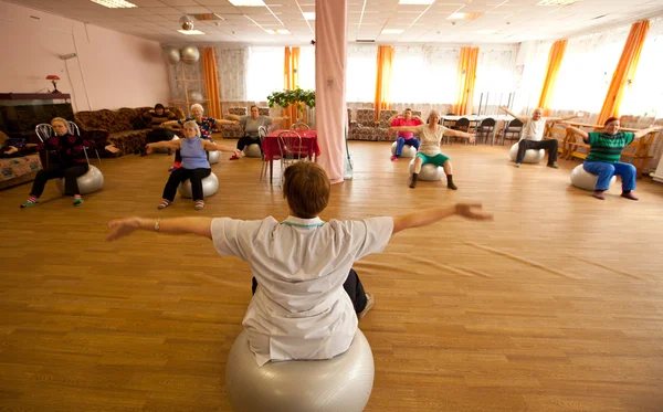 Podporozje, Rusland - 4 juni: Dag van gezondheid in het midden van sociale diensten voor gepensioneerden en de handicap Otrada — Stockfoto