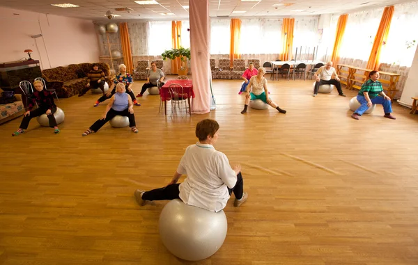 Podporozje, Rusland - 4 juni: Dag van gezondheid in het midden van sociale diensten voor gepensioneerden en de handicap Otrada — Stockfoto