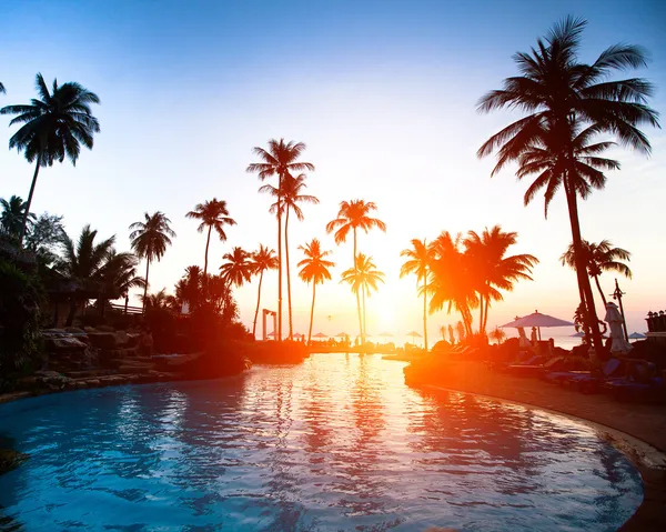 Beautiful sunset at a beach resort in the tropics — Stock Photo, Image