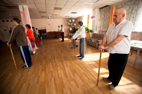 Podporozje, Rusland - 5 juli: dag van gezondheid in midden van sociale diensten voor gepensioneerden en de handicap otrada. Stockfoto