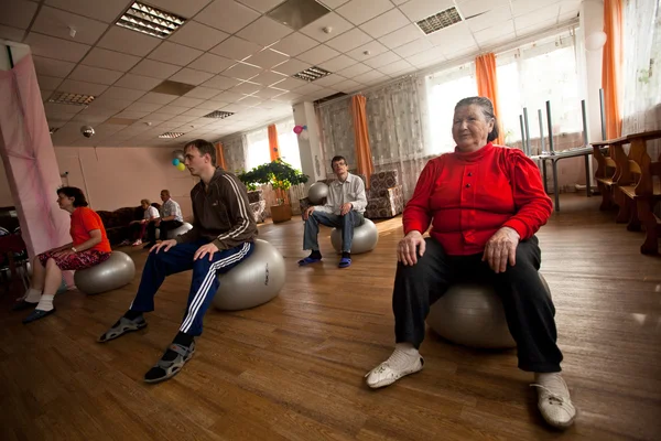 Podporozje, Rusland - 5 juli: dag van gezondheid in midden van sociale diensten voor gepensioneerden en mensen met een handicap otrada. Stockafbeelding