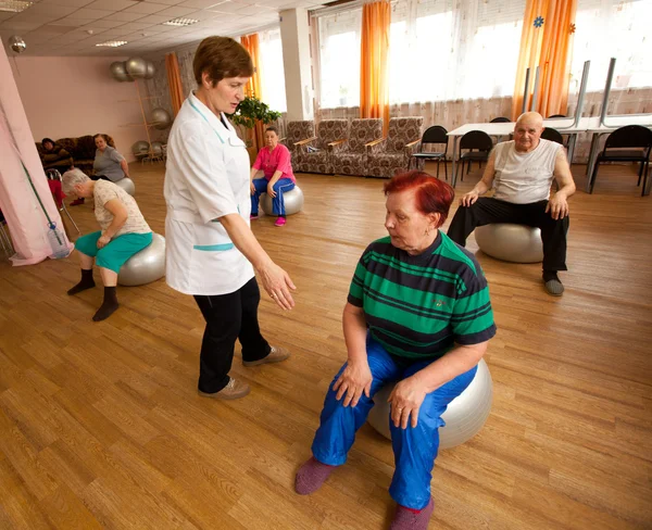 Podporozje, Rusland - 4 juni: Dag van gezondheid in het midden van sociale diensten voor gepensioneerden en de handicap Otrada Stockfoto