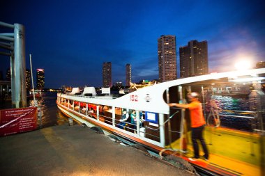 Bangkok - 30 Nisan: su ekspres otobüs 30 Nisan 2012 tarihinde bangkok chao phraya Nehri dolaşan.