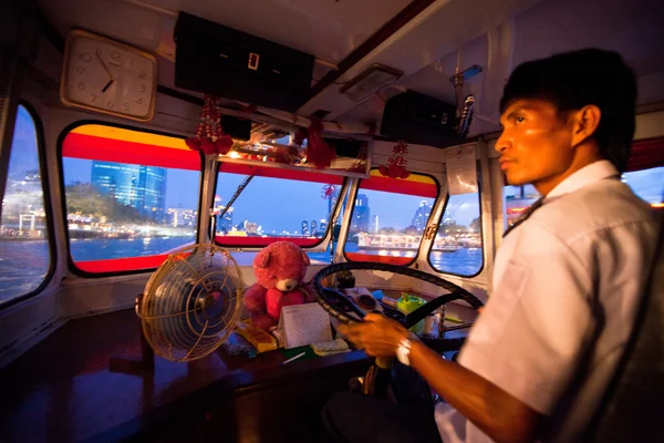 Bangkok - 30 Nisan: Nisan 30, 2012 tarihinde bangkok chao phraya Nehri dolaşan bir deniz otobüsü kimliği belirsiz sürücü. — Stok fotoğraf